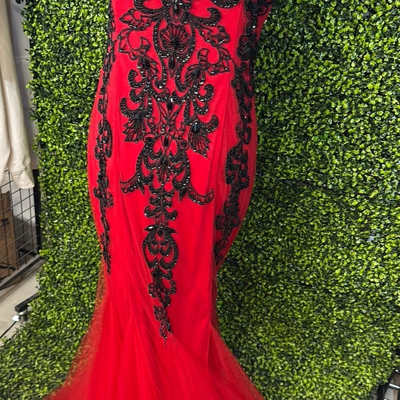 Elegant Red and Black Evening Gown Size 15 16 - Picture 14 of 17